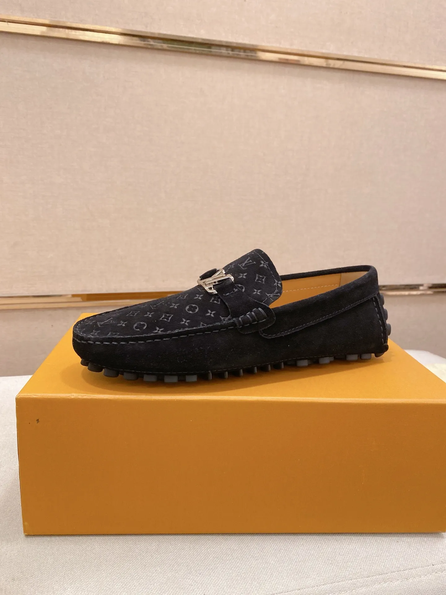 Factory price: 500💰High-end quality! LV 🆕🆕Exclusive hot-selling products in stock🔥🔥New products on the shelves, high-quality Ferragamo men's pea shoes, high-end casual driving shoes, with complete packaging! 💪 💪 Material: Imported suede cowhide 🐂 + Imported high-quality buffalo leather lining + wear-resistant outsole 👍🏻👍🏻 Features: High-end and comfortable, purely handmade 🚀 🚀 Create the perfect shoes that suit you best 🔥 🔥 Size: (38-44) 45 standard size can be customized!